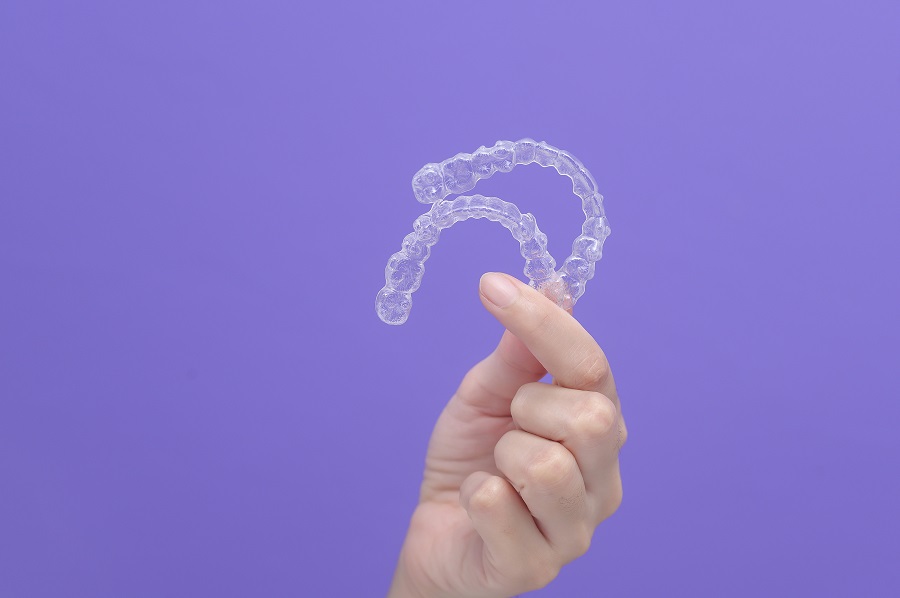 FLOSSING WITH INVISALIGN: WHY IT’S IMPORTANT & HOW TO DO IT