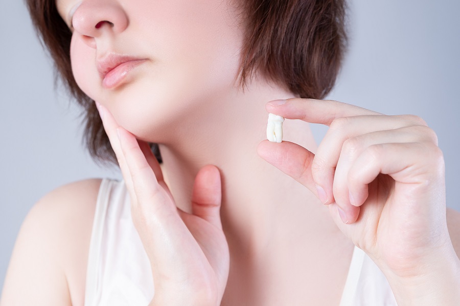 CAN YOU PUT YOUR KNOCKED-OUT TOOTH BACK IN BY YOURSELF?